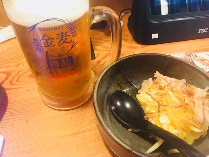 鳥貴族の隔離個室カウンターで金麦をやりながら読書する独身貴族 太陽がまぶしかったから
