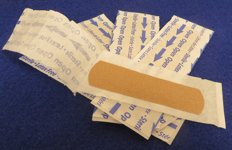指を切って痛いのに絆創膏がない そんな時に代用できる食品があった にーとのかがみ