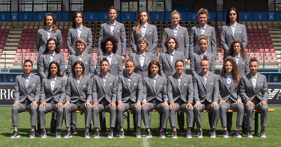 イタリアのサッカー女子代表のスーツはアルマーニです 今日の海外新聞