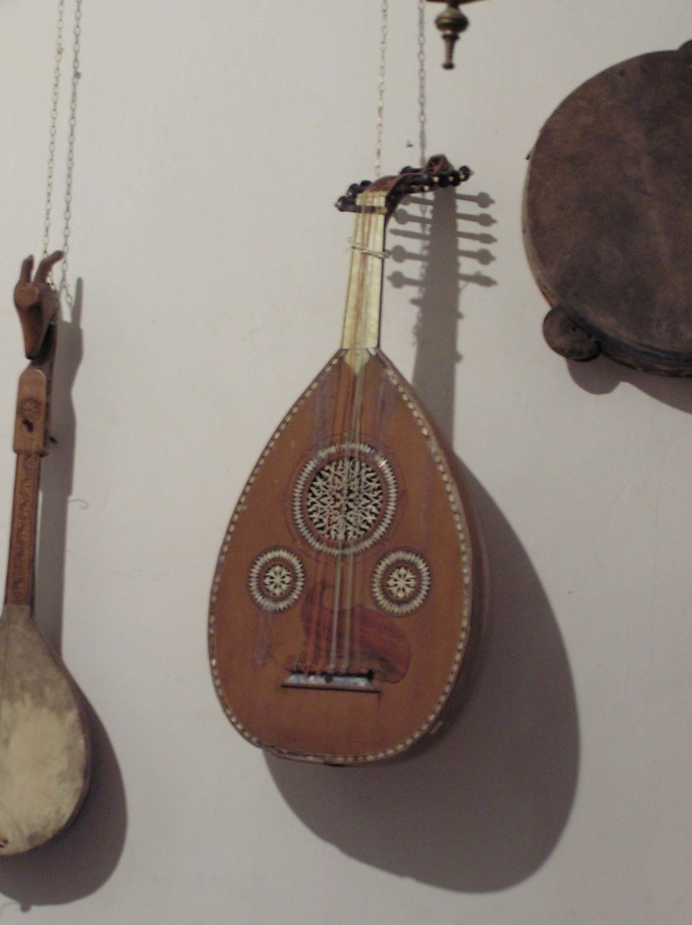 モロッコの伝統楽器 – 本物で希少な一点もの モロッコの伝統楽器 – 本物で希少な一点もの