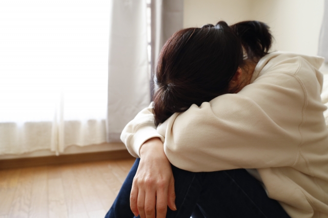 うなだれる女性