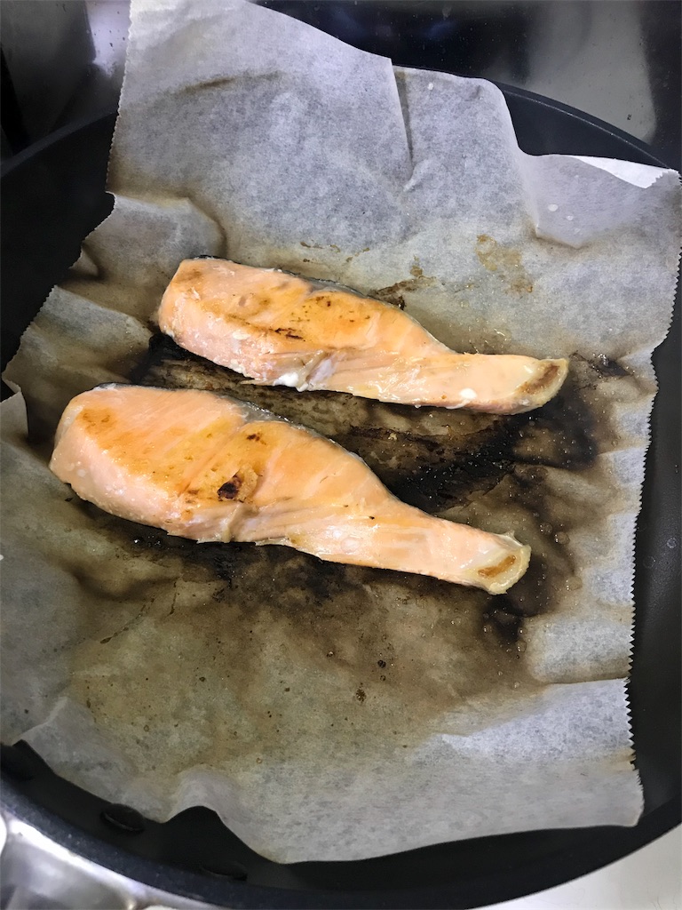 フライパンで焼き鮭 ミッキーのほっぺ
