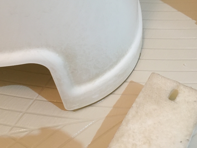 お風呂椅子のザラザラ 茶色い汚れ 赤カビは 重曹 で簡単に落ちる コツコツりすの改善生活 お風呂椅子のザラザラ 茶色い汚れ 赤カビは 重曹 で簡単に落ちる コツコツりすの改善生活