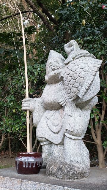 富岡八幡宮のえびす様の像