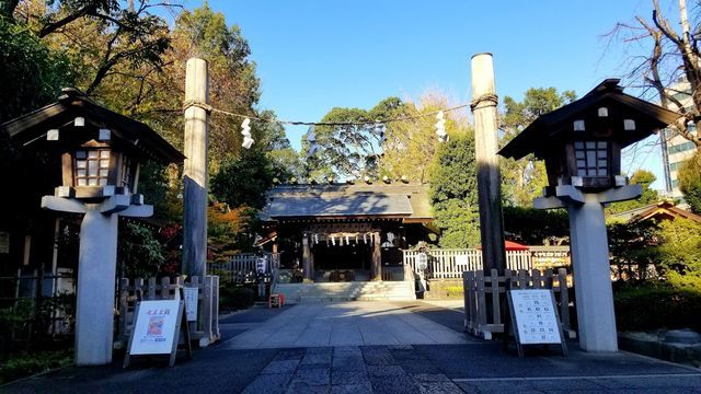 神明社の参道と拝殿