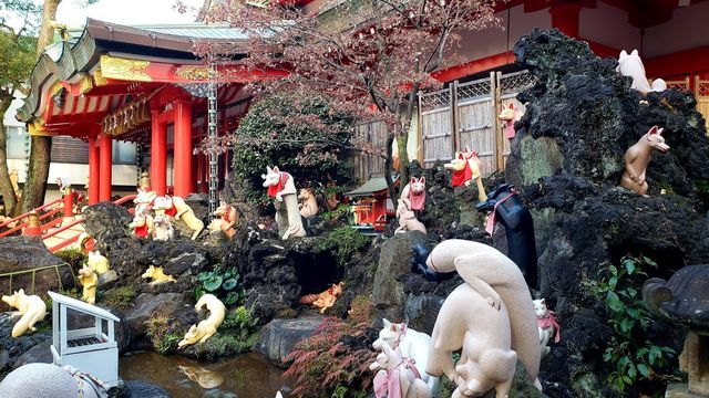 京浜伏見稲荷神社の境内の神狐