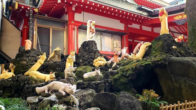 京浜伏見稲荷神社の境内の神狐