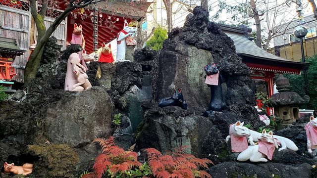 京浜伏見稲荷神社の境内の神狐