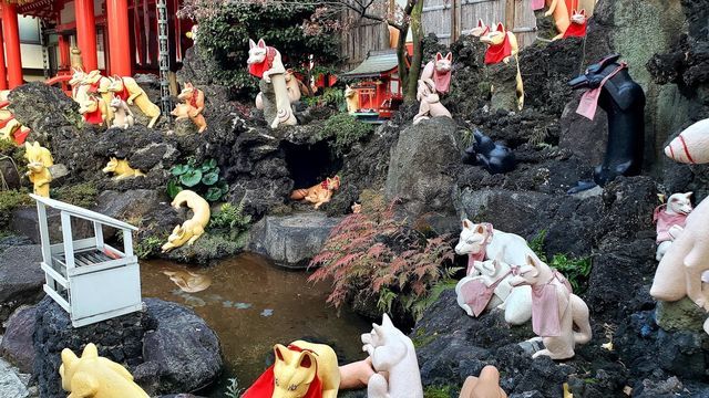 京浜伏見稲荷神社の境内の神狐