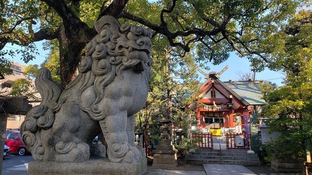 徳持神社の社殿と狛犬