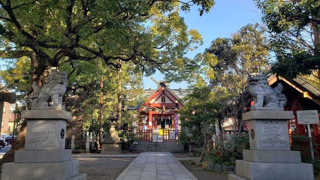 徳持神社の社殿と狛犬
