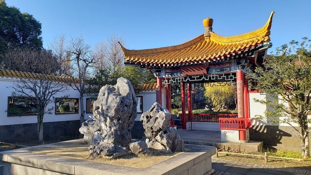 藩秀園（大師公園）の太湖石と知春亭