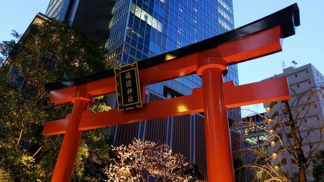 夜の福徳神社の鳥居