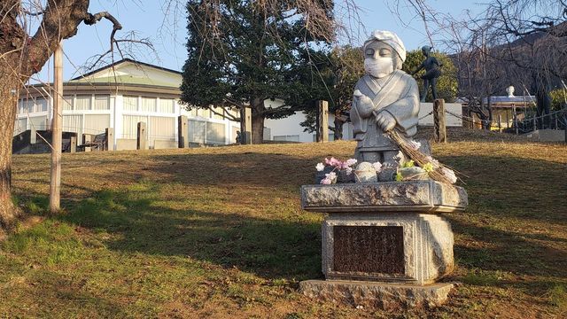 西平畑公園頂上のお掃除地蔵