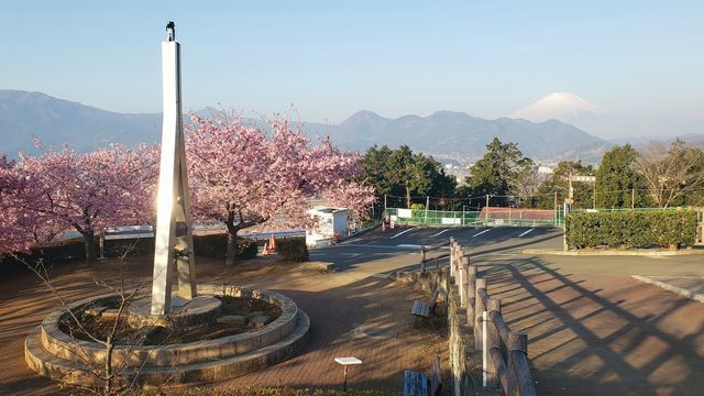 西平畑公園頂上のモニュメント