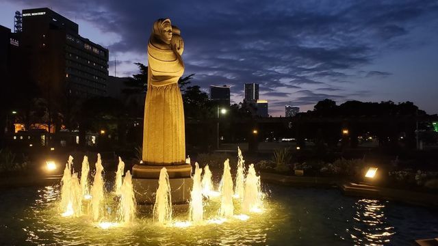 山下公園夜景/水の守護神像