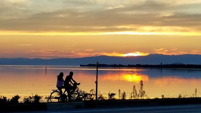 琵琶湖に沈む夕陽を見に行く 滋賀県長浜市 湖岸緑地公園 豊公園 ぶらりうぉーかー
