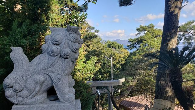 大瀬神社境内から海を臨む