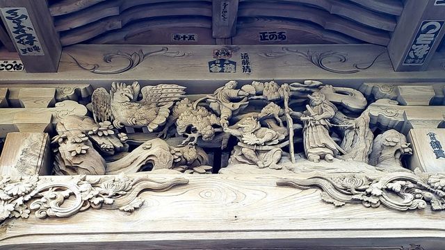 大瀬神社の拝殿の天狗の彫刻