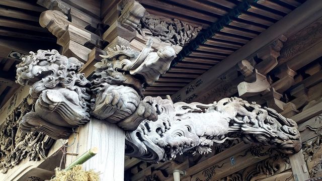 大瀬神社の拝殿の彫刻