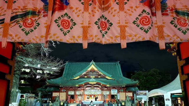 神田明神の隋神門から社殿を望む