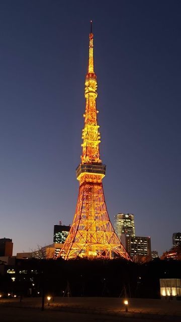 芝公園から東京タワーを望む
