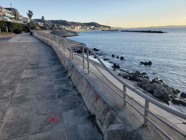 海岸通り散歩中☆専用 フィリピン沿岸警備隊、ジャーナリストが中国海警局の船をバック