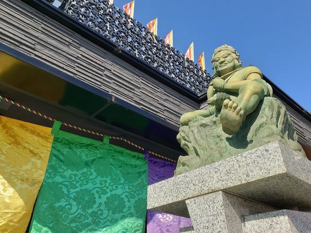 松の木彫刻の陶器製水鉢 松の木彫刻の陶器製水鉢