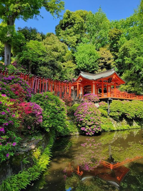 矢印の形をした自然石の置物 杉板の台付き 飾り 入口 出口表示板 オブジェ 矢印の形をした自然石の置物 杉板の台付き 飾り 入口 出口表示板