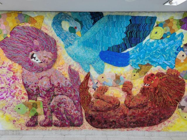 デジタルウオールアート　A4 　「駅で待つ女学生」 大倉山駅から徒歩約15分】突然現れたウォールアートは、地元愛