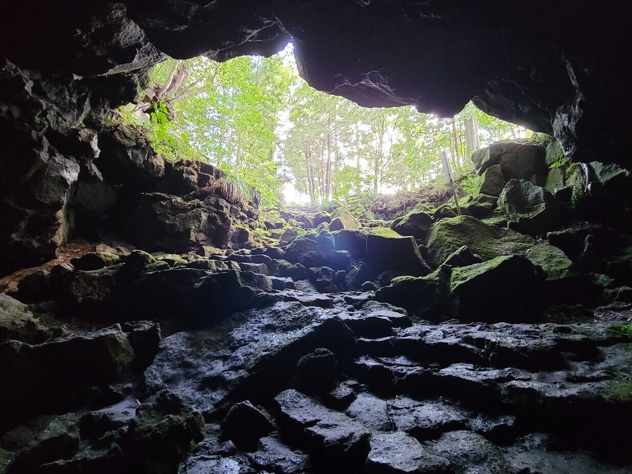 駒門風穴】町の一角・民家の裏にある巨大洞窟 - ぶらりうぉーかー