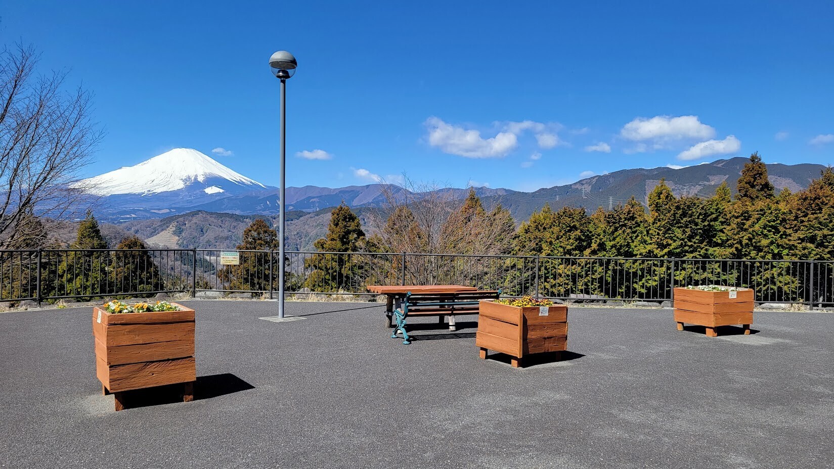 山北つぶらの公園】富士山の絶景スポットは東名高速「都夫良野トンネル