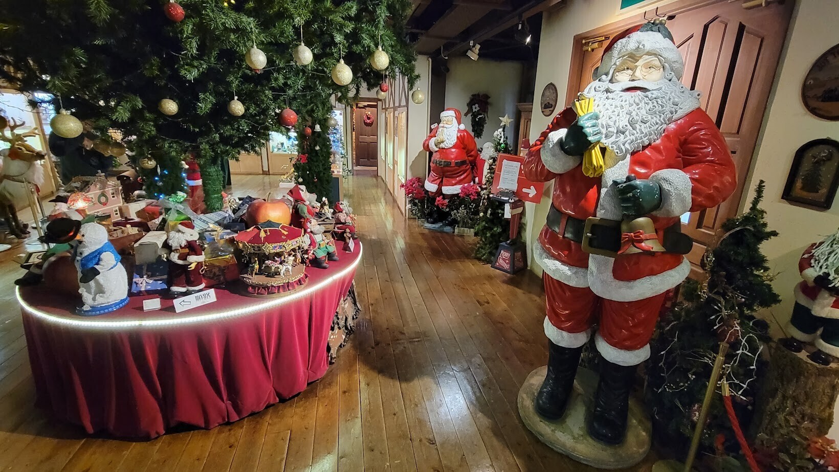 クリスマスの森 サンタクロースミュージアム】山中湖畔にある「Xmasと