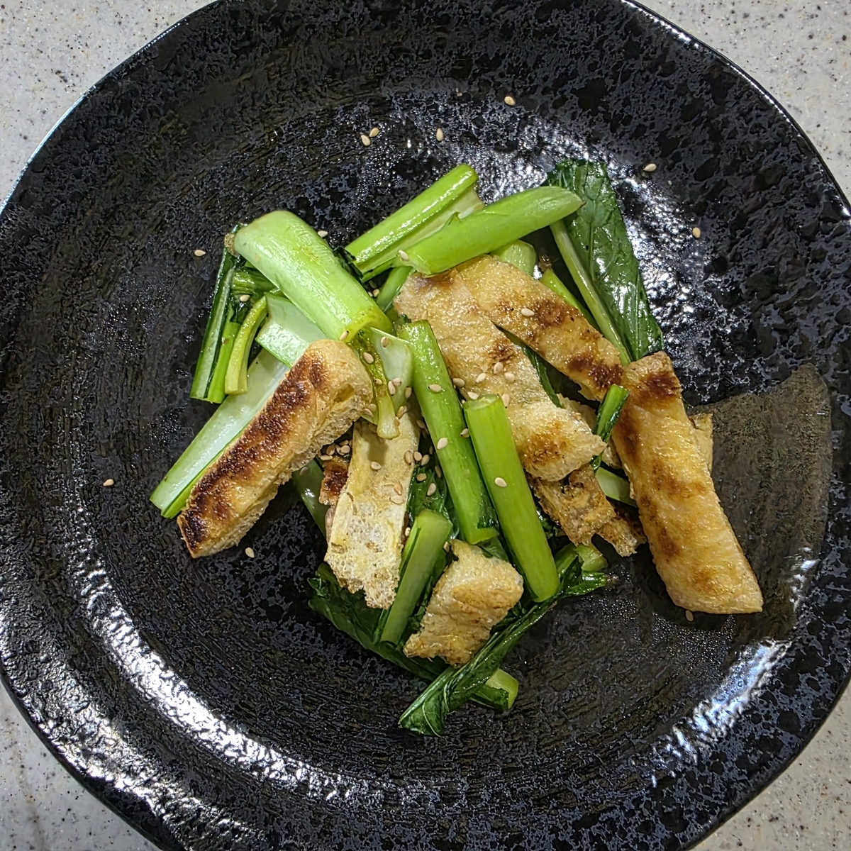 カリカリ油揚げと青菜のごま炒め