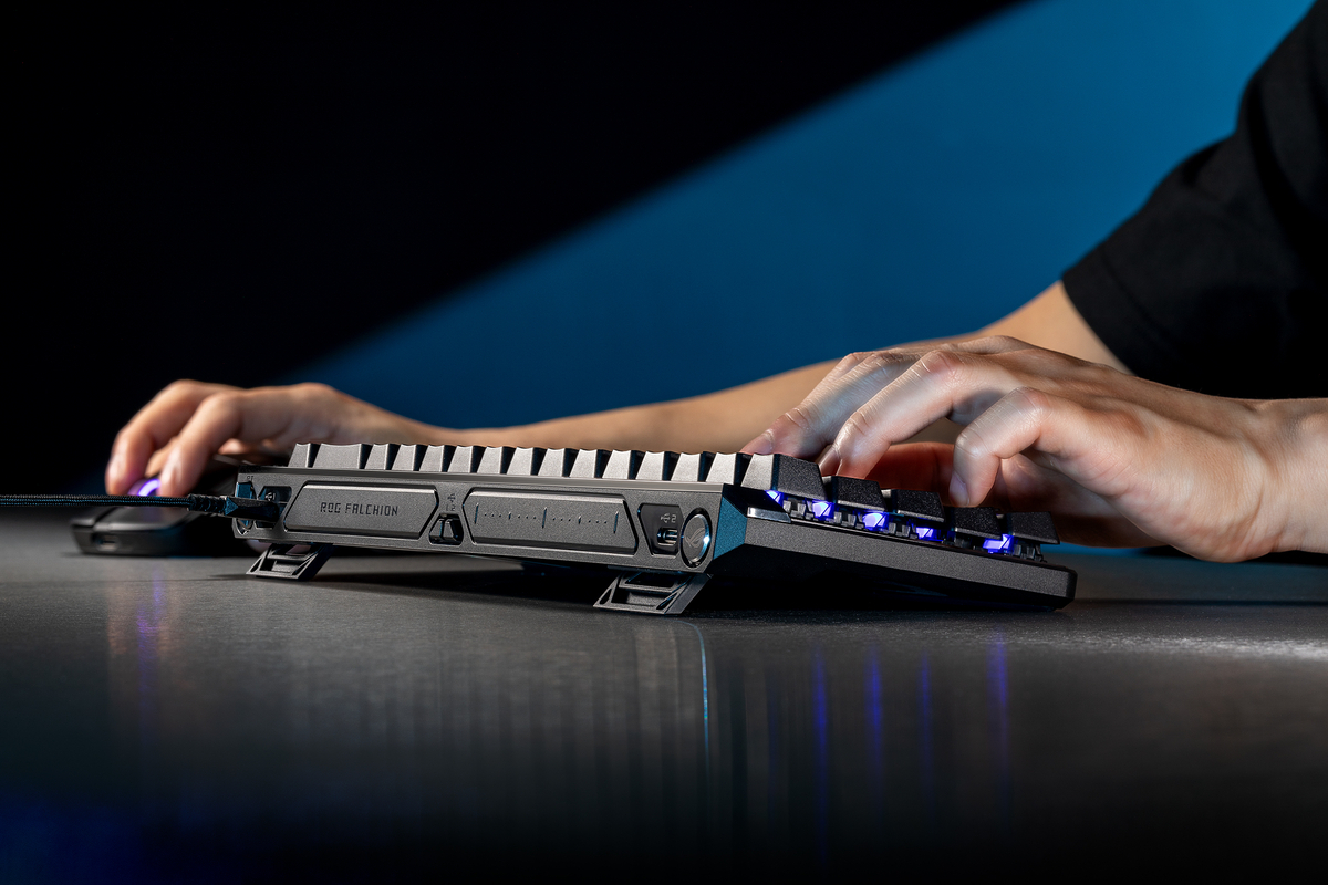 ROG初のラピッドトリガー搭載！65％ゲーミングキーボード『ROG