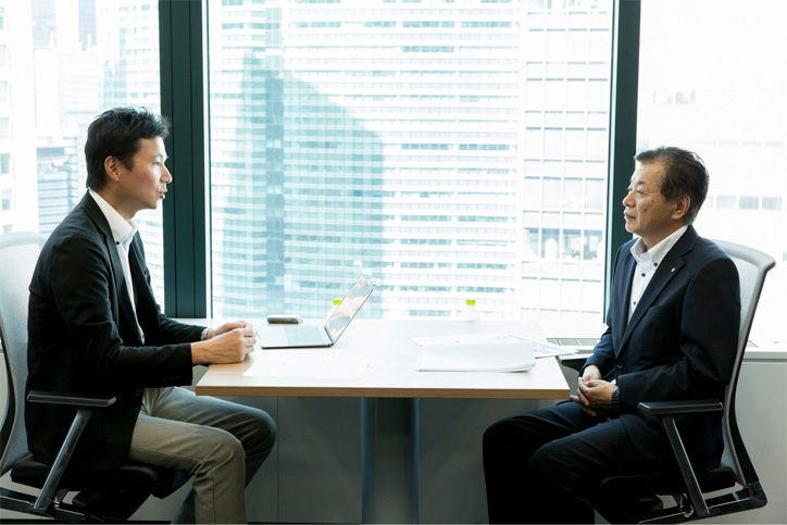 LPWAについて語り合う東京大学大学院准教授川原氏と河野藤枝市副市長