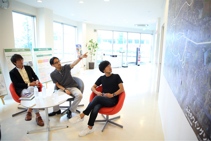 IoTを活用したまちづくりについて語り合う山野氏・岡本氏・有山氏