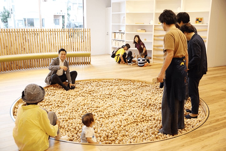 子育て支援センター 「ことこと」に集う親子