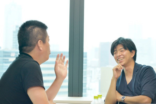 自動運転について語り合う佐治氏と堀江氏