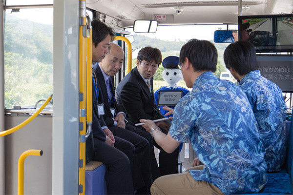 沖縄で行われた実証実験の様子。関係者に自動運転の安全性や利点を紹介。車内にはPepperが案内役を務めていた。