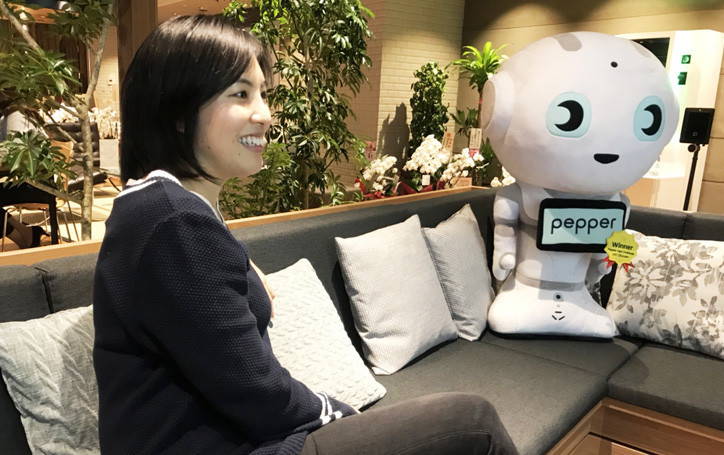 「SENSYソムリエ for Pepper」を説明する加茂氏