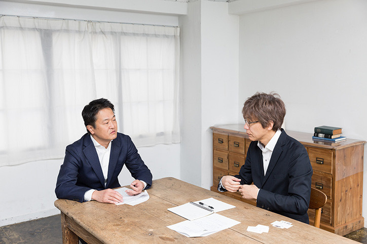 対談する上永吉氏と及川氏