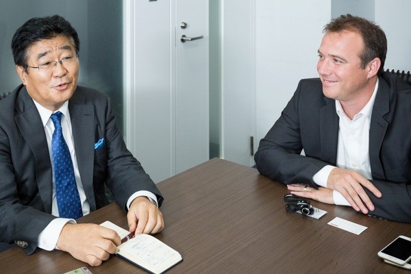 対談する西本氏とホロヴィッツ氏