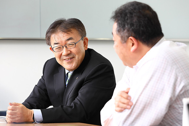 IoTのネットワークについて語り合う小塚氏と丹羽氏