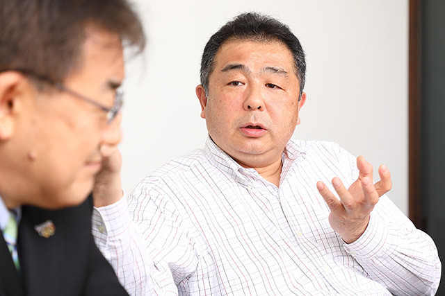 家電IoTについて語り合う小塚氏と丹羽氏