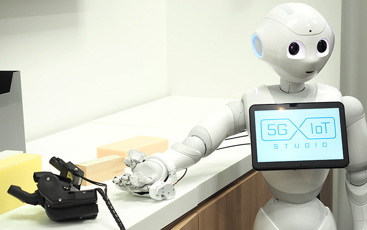Pepperのグローブの触覚情報が写真左の遠隔操作用グローブに伝えられる