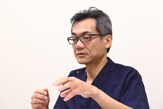 医療が行き届かない部分に光を当てたいと語る菊谷医師