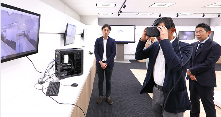 リアルタイムのVR映像を体験する有坂氏