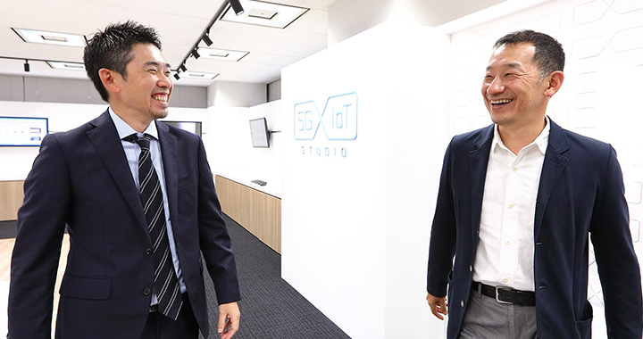 湧川氏と有坂氏 ソフトバンクの5G×IoTスタジオにて