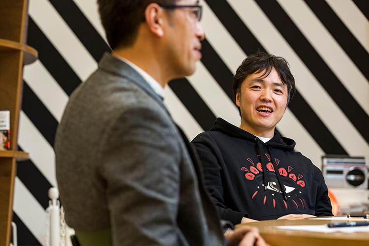 対談する佐藤氏と菅原氏